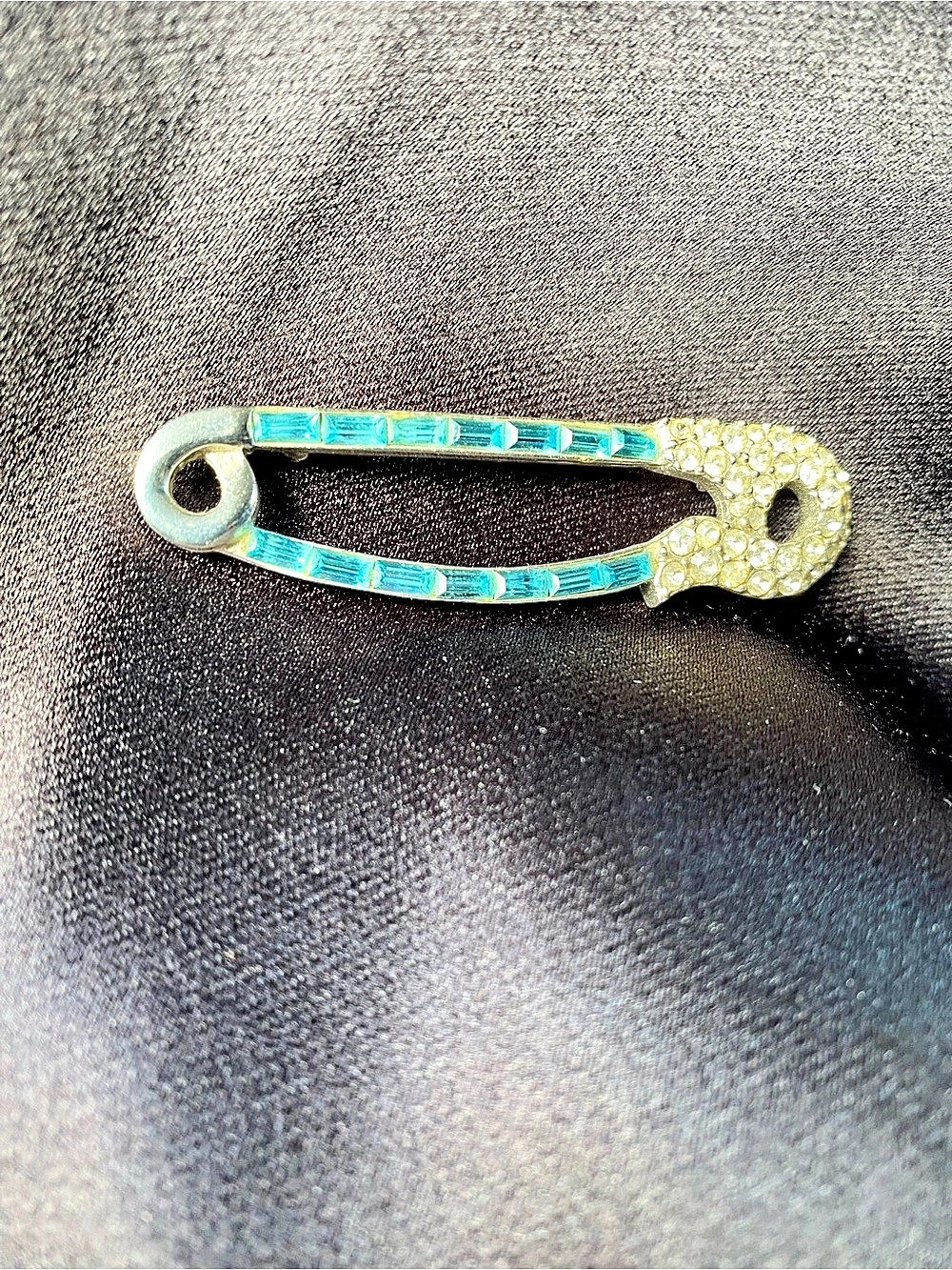Safety Pin Brooch - Picture 4 of 10